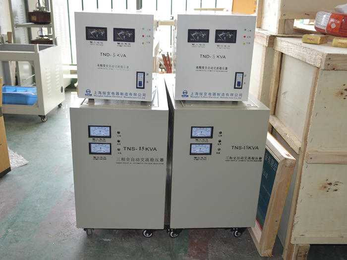 穩(wěn)壓器廠家高精度5KW交流穩(wěn)壓器電源設備